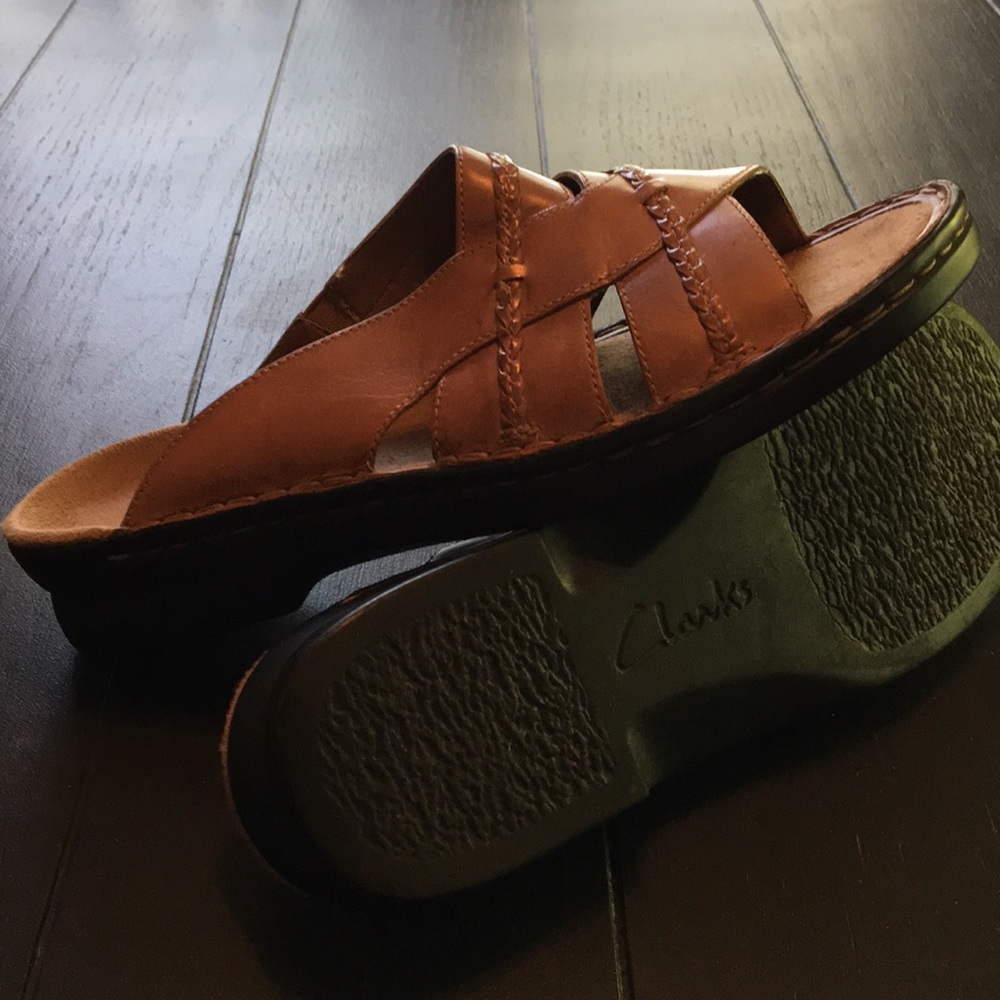 SALE❤️$30 Clark’s leather sandals Sz 9